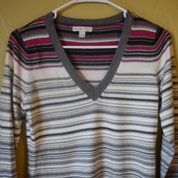 NY&Co Women's V-neck Sweater - Picture 2 of 3